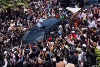 Pengusaha tembakau Pamekasan, Khairul Umam alias Haji Her, saat disambut jutaan masyarakat (Za - garudajatim.com)