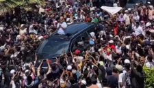 Pengusaha tembakau Pamekasan, Khairul Umam alias Haji Her, saat disambut jutaan masyarakat (Za - garudajatim.com)