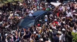 Pengusaha tembakau Pamekasan, Khairul Umam alias Haji Her, saat disambut jutaan masyarakat (Za - garudajatim.com)