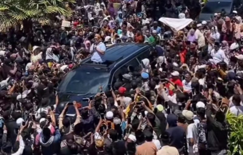 Pengusaha tembakau Pamekasan, Khairul Umam alias Haji Her, saat disambut jutaan masyarakat (Za - garudajatim.com)