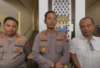 Kapolres Sumenep, AKBP Anang Hardiyanto (tengah), saat diwawancarai (Za - garudajatim.com)