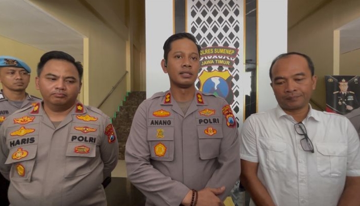 Kapolres Sumenep, AKBP Anang Hardiyanto (tengah), saat diwawancarai (Za - garudajatim.com)