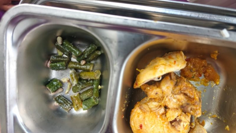 Menu MBG yang disalurkan oleh SPPG Pakamban Laok 2, Kecamatan Pragaan, Kabupaten Sumenep, berulat (Za - garudajatim.com) 