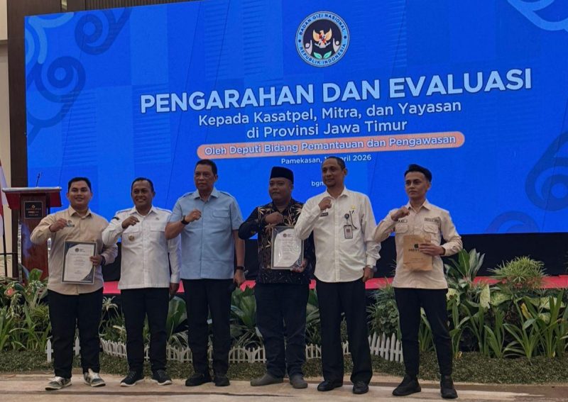 SPPG Karangnangka, Kecamatan Rubaru, saat menerima penghargaan dari BGN ( Istimewa - garudajatim.com)