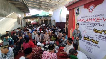 Sejumlah masyarakat saat menghadiri Peringatan Hari Lahir (Harlah) ke-VIII Lembaga Bantuan Hukum (LBH) Achmad Madani Putra dan Rekan-rekan di Musholla Al-Inabah. (Za - garudajatim.com)