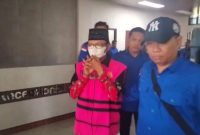 Kades Pragaan Daya, Kecamatan Pragaan, Kabupaten Sumenep, berinisial IM, saat ditahan Kejari (Za - garudajatim.com)