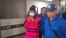 Kades Pragaan Daya, Kecamatan Pragaan, Kabupaten Sumenep, berinisial IM, saat ditahan Kejari (Za - garudajatim.com)