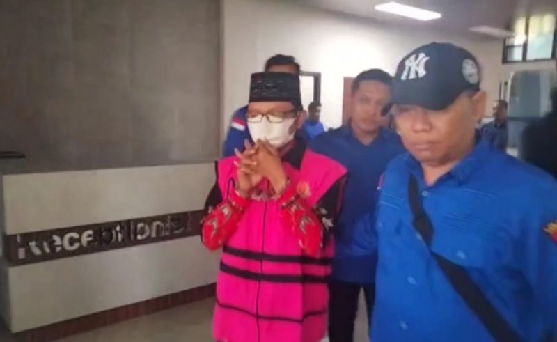 Kades Pragaan Daya, Kecamatan Pragaan, Kabupaten Sumenep, berinisial IM, saat ditahan Kejari (Za - garudajatim.com)