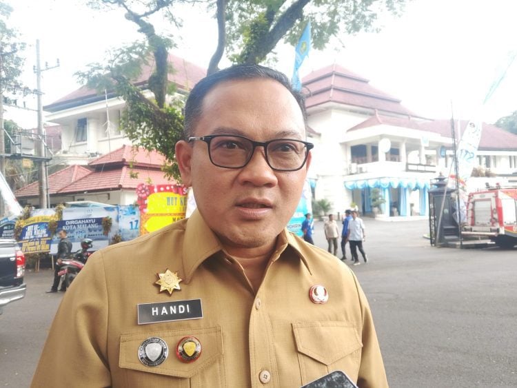 Kepala Bapenda Kota Malang, Handi Priyanto, saat diwawancarai (Istimewa - garudajatim.com)