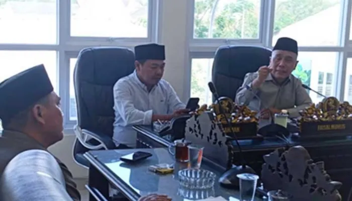 Pansus II DPRD Sumenep saat melaksanakan pembahasan Rancangan Peraturan Daerah (Raperda) tentang penambahan penyertaan modal untuk PT BPRS Bhakti Sumekar (Istimewa - garudajatim.com)
