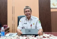 Kepala Dinas Sosial Kabupaten Sumenep, R. Abd. Rahman Riadi, saat diwawancarai ruangannya (Istimewa - garudajatim.com)