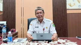 Kepala Dinas Sosial Kabupaten Sumenep, R. Abd. Rahman Riadi, saat diwawancarai ruangannya (Istimewa - garudajatim.com)