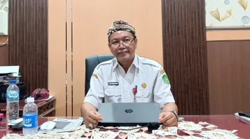 Kepala Dinas Sosial Kabupaten Sumenep, R. Abd. Rahman Riadi, saat diwawancarai ruangannya (Istimewa - garudajatim.com)
