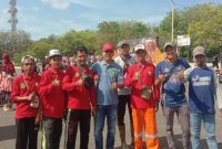 Petugas Dinas Lingkungan Hidup saat jaga kebersihan di Festival Jaran Serek Kabupaten Sumenep (Istimewa - garudajatim.com)