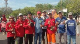 Petugas Dinas Lingkungan Hidup saat jaga kebersihan di Festival Jaran Serek Kabupaten Sumenep (Istimewa - garudajatim.com)