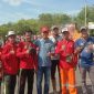 Petugas Dinas Lingkungan Hidup saat jaga kebersihan di Festival Jaran Serek Kabupaten Sumenep (Istimewa - garudajatim.com)