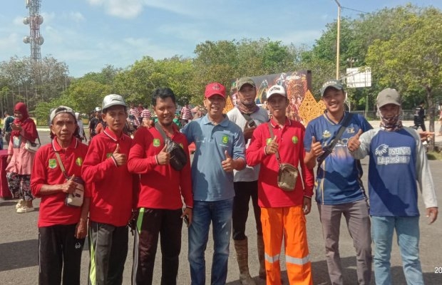 Petugas Dinas Lingkungan Hidup saat jaga kebersihan di Festival Jaran Serek Kabupaten Sumenep (Istimewa - garudajatim.com)