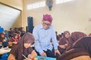 Direktur Utama PT BPRS Bhakti Sumekar, Hairil Fajar(menggunakan belangkon) saat mengunjungi siswa (Istimewa - garudajatim.com)