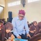 Direktur Utama PT BPRS Bhakti Sumekar, Hairil Fajar(menggunakan belangkon) saat mengunjungi siswa (Istimewa - garudajatim.com)