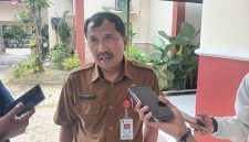 Kepala DKUPP Sumenep, Moh. Ramli, saat diwawancarai wartawan (Za - garudajatim.com)
