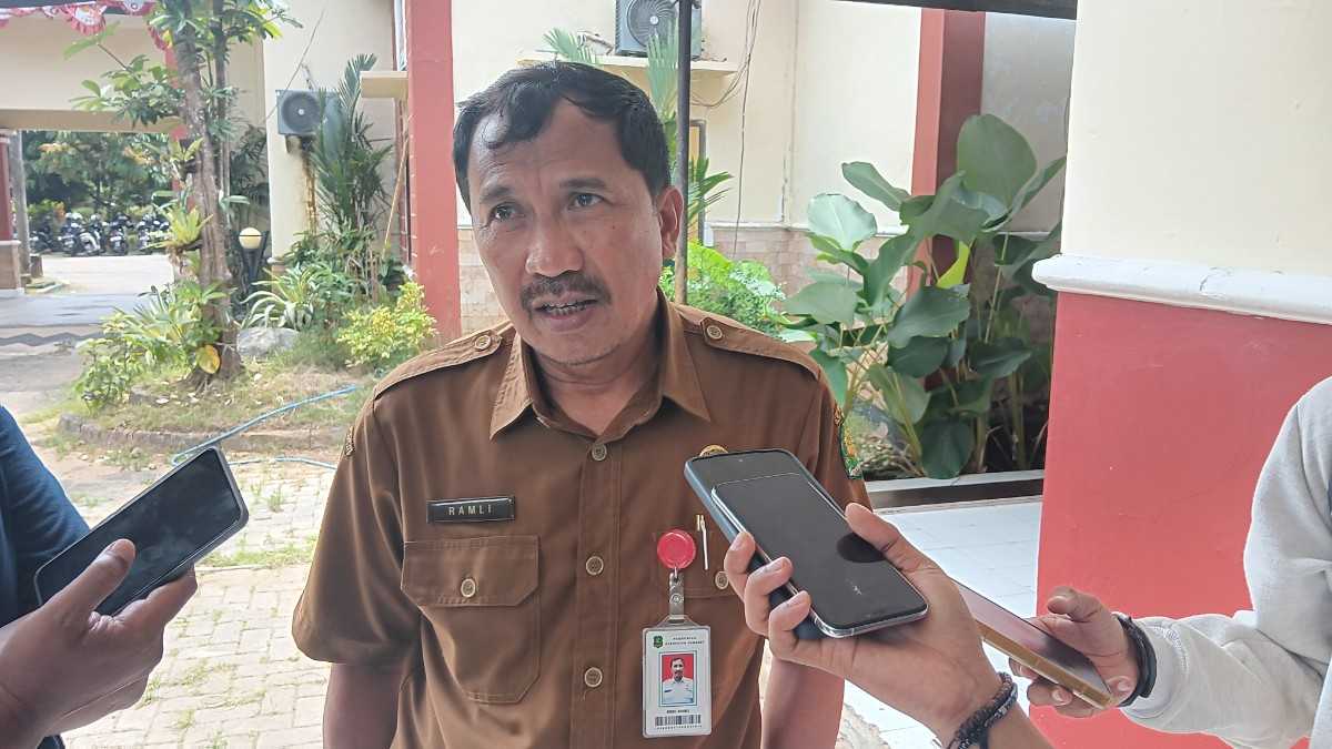 Kepala DKUPP Sumenep, Moh. Ramli, saat diwawancarai wartawan (Za - garudajatim.com)