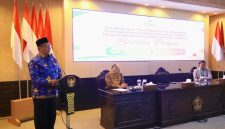 Sekretaris Daerah Kabupaten Gresik, Achmad Washil Miftahul Rachman, saat sambutan di acara pembekalan Tim Pelaksana Kegiatan Bunda Puspa di Kantor Bupati Gresik (Istimewa - garudajatim.com)