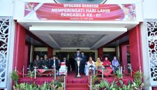 Bupati Sumenep, Achmad Fauzi Wongsojudo, saat menjadi inspektur upacara (Za - garudajatim.com)
