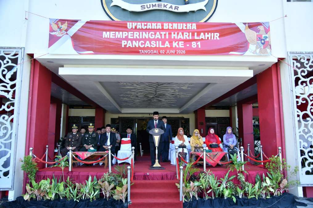 Bupati Sumenep, Achmad Fauzi Wongsojudo, saat menjadi inspektur upacara (Za - garudajatim.com)