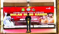 Ketua IWO Sumenep, Imam Mustain R, saat sambutan di acara lomba baca puisi Bung Karno (Za - garudajatim.com)