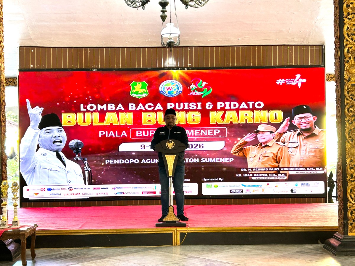 Ketua IWO Sumenep, Imam Mustain R, saat sambutan di acara lomba baca puisi Bung Karno (Za - garudajatim.com)