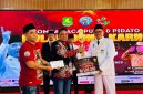 Ketua IWO Sumenep, Imam Mustain R., saat menyerahkan hadiah kepada pemenang lomba pidato gaya Bung Karno (Za - garudajatim.com)