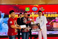 Ketua IWO Sumenep, Imam Mustain R., saat menyerahkan hadiah kepada pemenang lomba pidato gaya Bung Karno (Za - garudajatim.com)