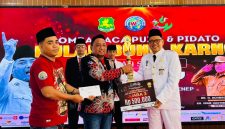 Ketua IWO Sumenep, Imam Mustain R., saat menyerahkan hadiah kepada pemenang lomba pidato gaya Bung Karno (Za - garudajatim.com)