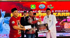 Ketua IWO Sumenep, Imam Mustain R., saat menyerahkan hadiah kepada pemenang lomba pidato gaya Bung Karno (Za - garudajatim.com)