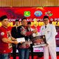 Ketua IWO Sumenep, Imam Mustain R., saat menyerahkan hadiah kepada pemenang lomba pidato gaya Bung Karno (Za - garudajatim.com)
