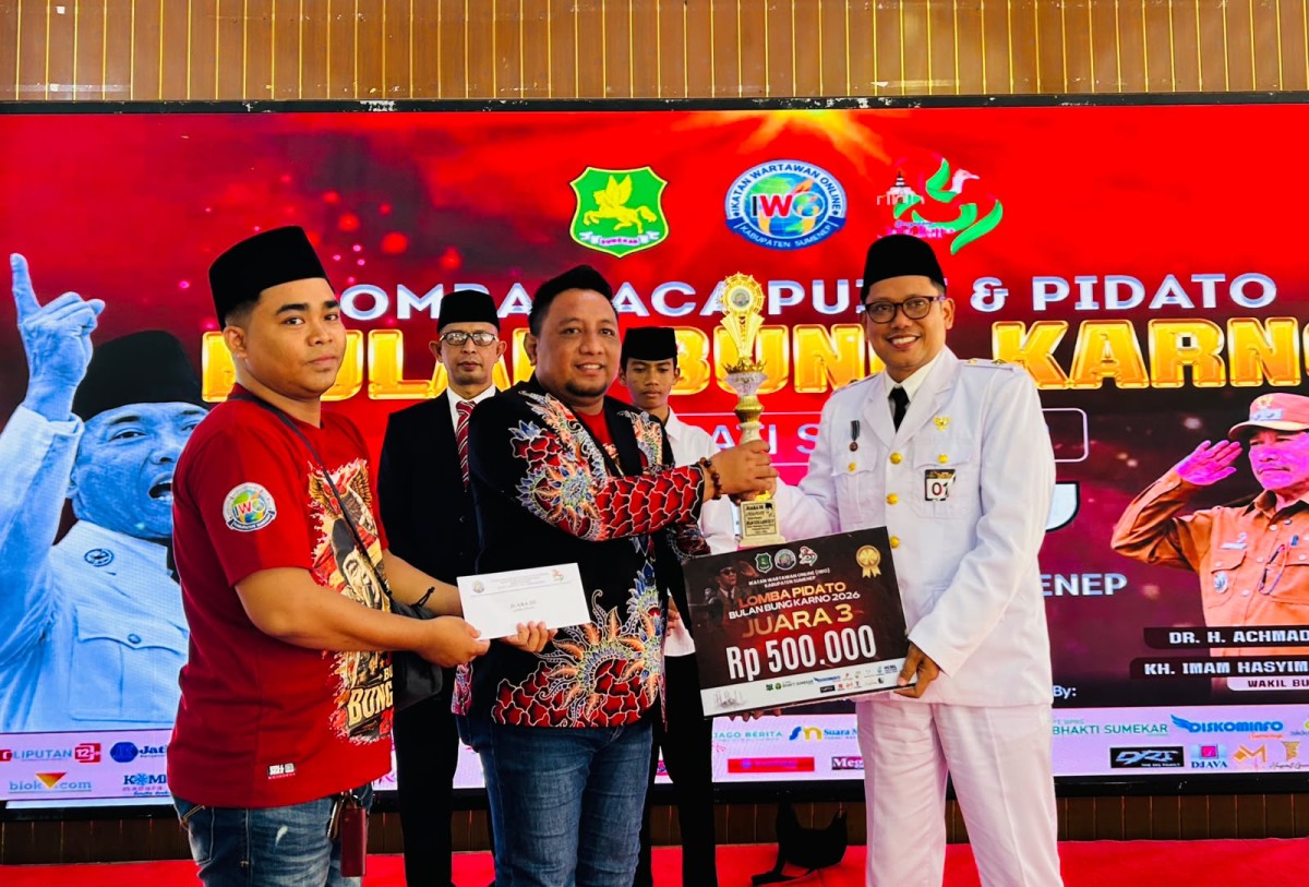 Ketua IWO Sumenep, Imam Mustain R., saat menyerahkan hadiah kepada pemenang lomba pidato gaya Bung Karno (Za - garudajatim.com)