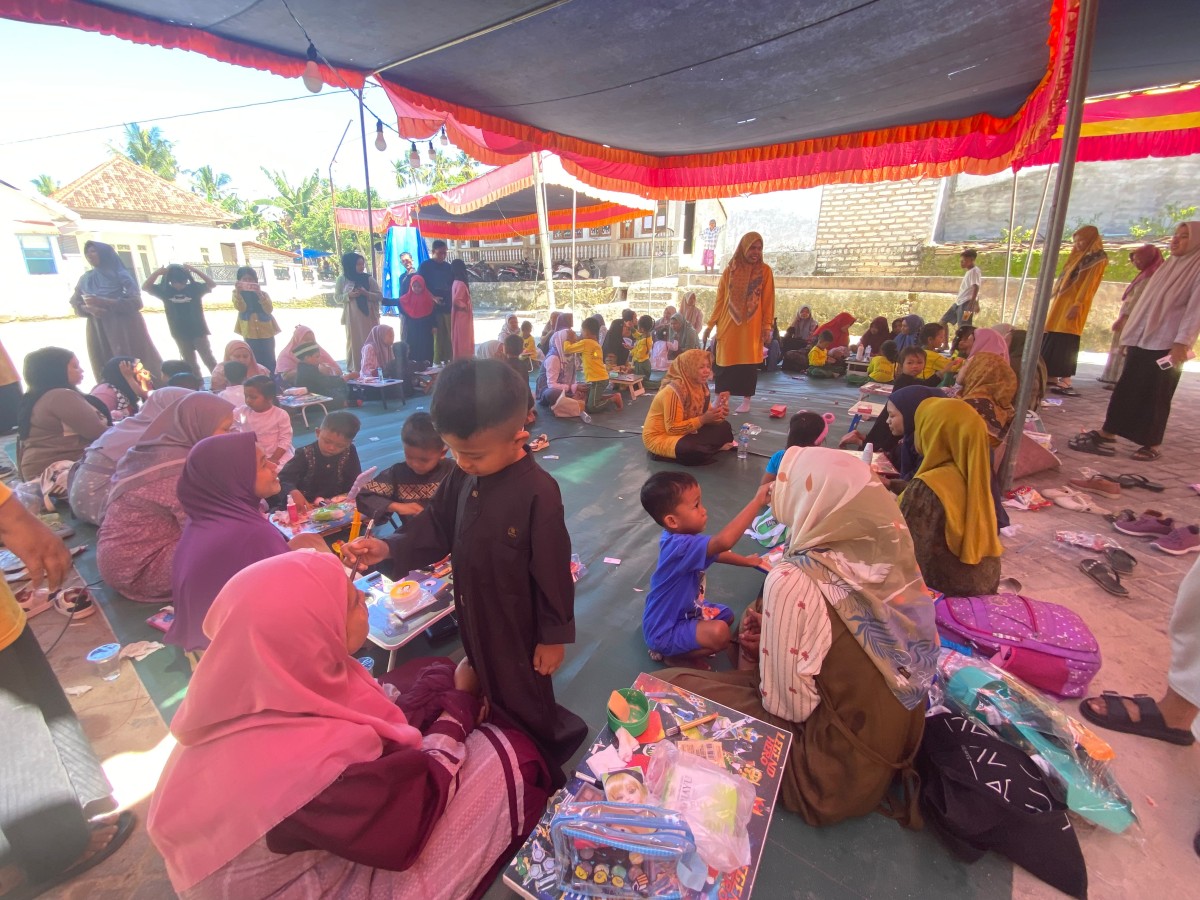 Yayasan Pesantren Nurul Jadid, Gilang, Bluto, Sumenep, Jawa Timur, saat menggelar lomba Make Up dalam rangka Haflatul Imtihan (Za - garudajatim.com)