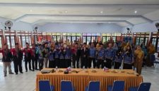 Kepala Dinas Pendidikan Kabupaten Sumenep, H. Mohamad Iksan, saat membuka pelatihan karya tulis ilmiah (Istimewa - garudajatim.com)
