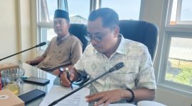 Ketua Komisi II DPRD Sumenep, Faisal Muhlis, saat ditemui di kantornya (Za - garudajatim.com)