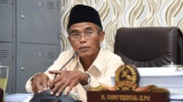 Anggota Komisi IV DPRD Sumenep, H. Sami’oeddin, saat diwawancarai (Za - garudajatim.com)