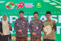 Kepala Diskop UKM Perindag Kabupaten Sumenep, Moh. Ramli, (dua kiri) saat memperingati Harkopnas ke-79 (Istimewa- garudajatim.com)