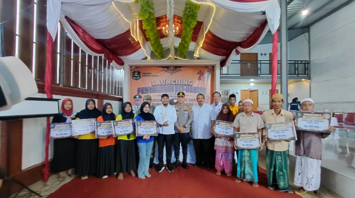 Pemkab Sumenep saat menyalurkan BLT DBHCHT di PR Bumitama Blambangan, Kecamatan Lenteng.