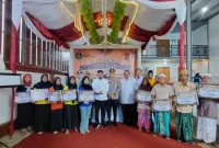 Pemkab Sumenep saat menyalurkan BLT DBHCHT di PR Bumitama Blambangan, Kecamatan Lenteng.