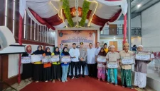 Pemkab Sumenep saat menyalurkan BLT DBHCHT di PR Bumitama Blambangan, Kecamatan Lenteng.