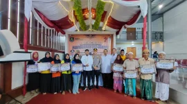 Pemkab Sumenep saat menyalurkan BLT DBHCHT di PR Bumitama Blambangan, Kecamatan Lenteng.