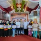 Pemkab Sumenep saat menyalurkan BLT DBHCHT di PR Bumitama Blambangan, Kecamatan Lenteng.