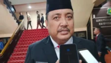 Pelaksana Tugas (Plt) Kepala Disperkimhub Kabupaten Sumenep, Dzulkarnain, saat diwawancarai (Istimewa - garudajatim.com)