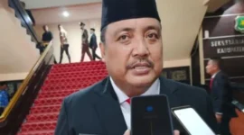 Pelaksana Tugas (Plt) Kepala Disperkimhub Kabupaten Sumenep, Dzulkarnain, saat diwawancarai (Istimewa - garudajatim.com)