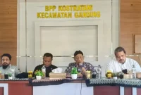 Kepala DKPP Kabupaten Sumenep, Chainur Rasyid,(dua dari kanan) saat memberikan arahan di acara Sosialisasi Pengawasan Pelaksanaan Program Pembangunan Sektor Pertanian (Istimewa - garudajatim.com)