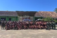 Yayasan Pondok Pesantren Al-Islamiyah Pakondang, Rubaru, Sumenep, Jawa Timur, foto bersama Yonif TP 931/KJ saat pelaksanaan Kemah HIMMAH ke-51 (Za - garudajatim.com)